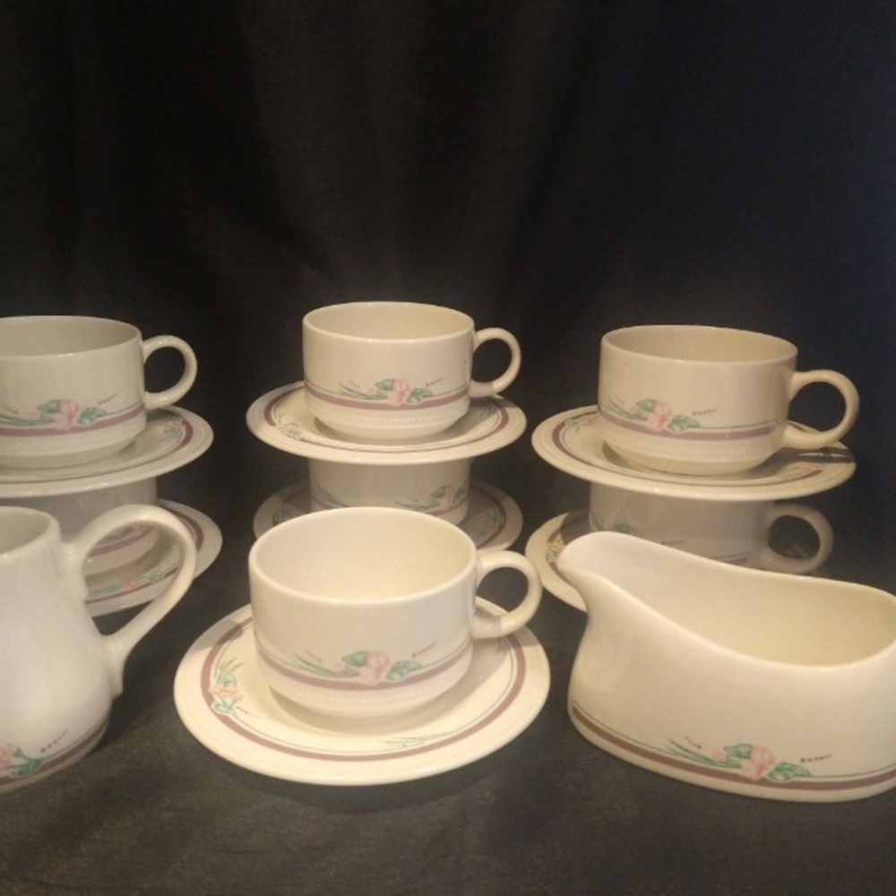 Lovely white and lilas shades Syracuse China 16 pieces fine porcelaine set
